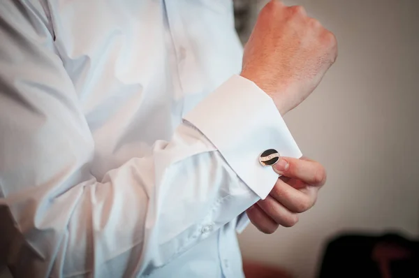 Um noivo que fixa um botão de punho antes de se casar — Fotografia de Stock