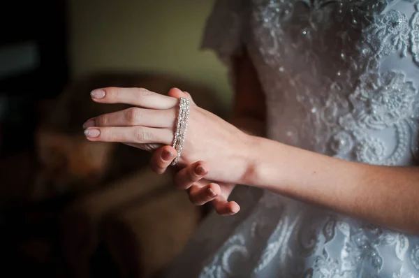 Невеста с браслетом на руке — стоковое фото