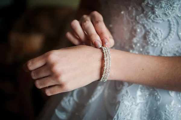Невеста с браслетом на руке — стоковое фото