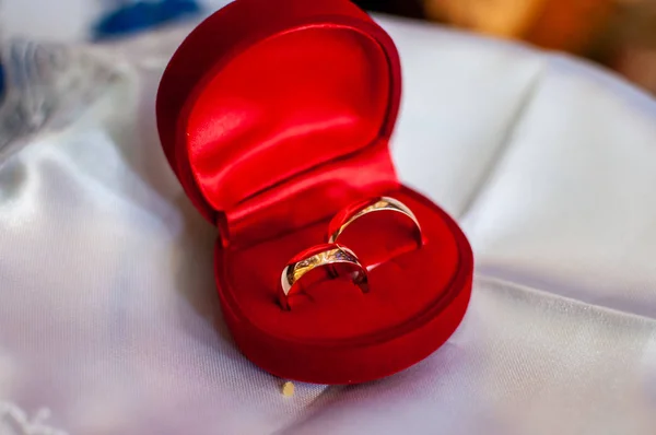 Par de anéis de casamento de ouro na caixa vermelha — Fotografia de Stock