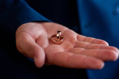 Elinde altın alyans çifti