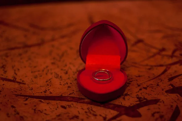 Gold wedding ring in the dark red box — Stock Photo, Image