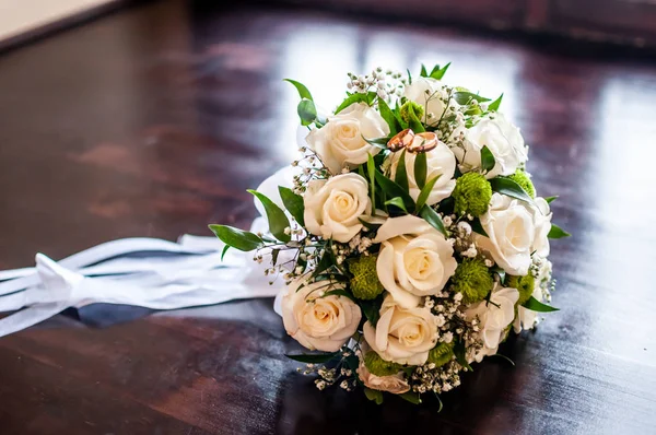 Boeket van rozen met Gouden trouwringen op het — Stockfoto