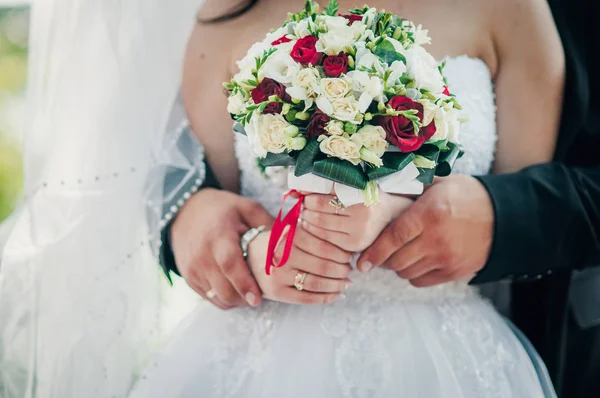 Colorfull bröllop bukett i händerna på bruden — Stockfoto