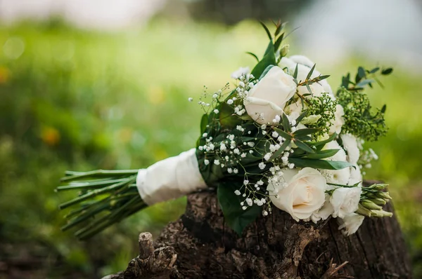 Bouquet of white flowers lying on the grass — Stock Photo, Image