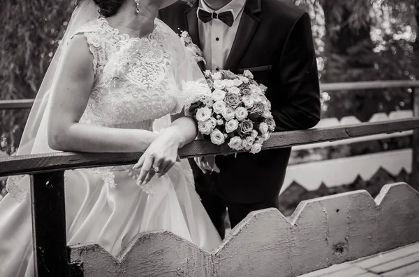 Novia y novio sosteniendo colorido ramo de boda en la mano —  Fotos de Stock