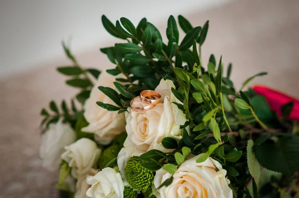 Ramo de rosas con anillos de boda dorados —  Fotos de Stock