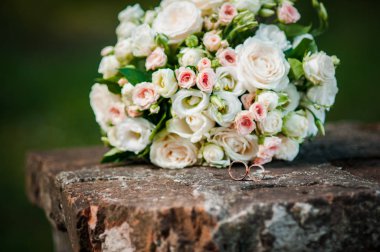 Çiçek pembe buket üzerinde Altın alyans