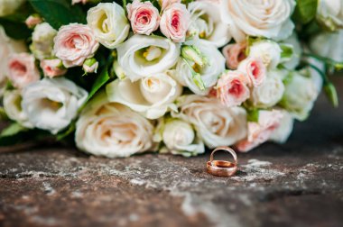 Çiçek pembe buket üzerinde Altın alyans