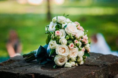 Çiçek pembe buket üzerinde Altın alyans