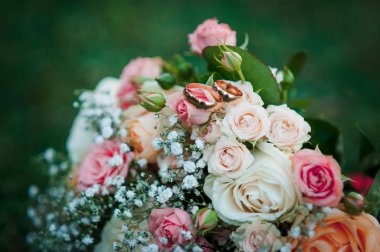 Buket çiçek üzerinde altın alyans