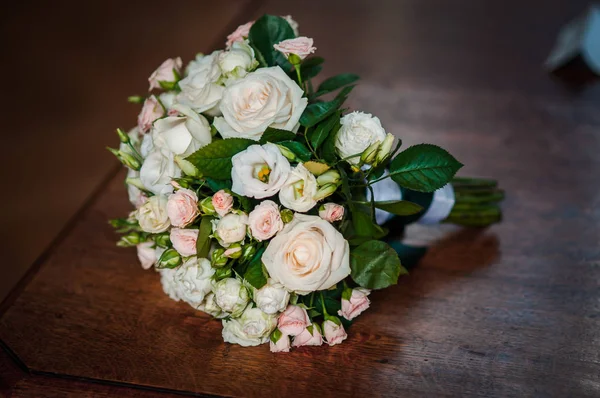 Colorfull boeket van rozen liggend op de tafel — Stockfoto