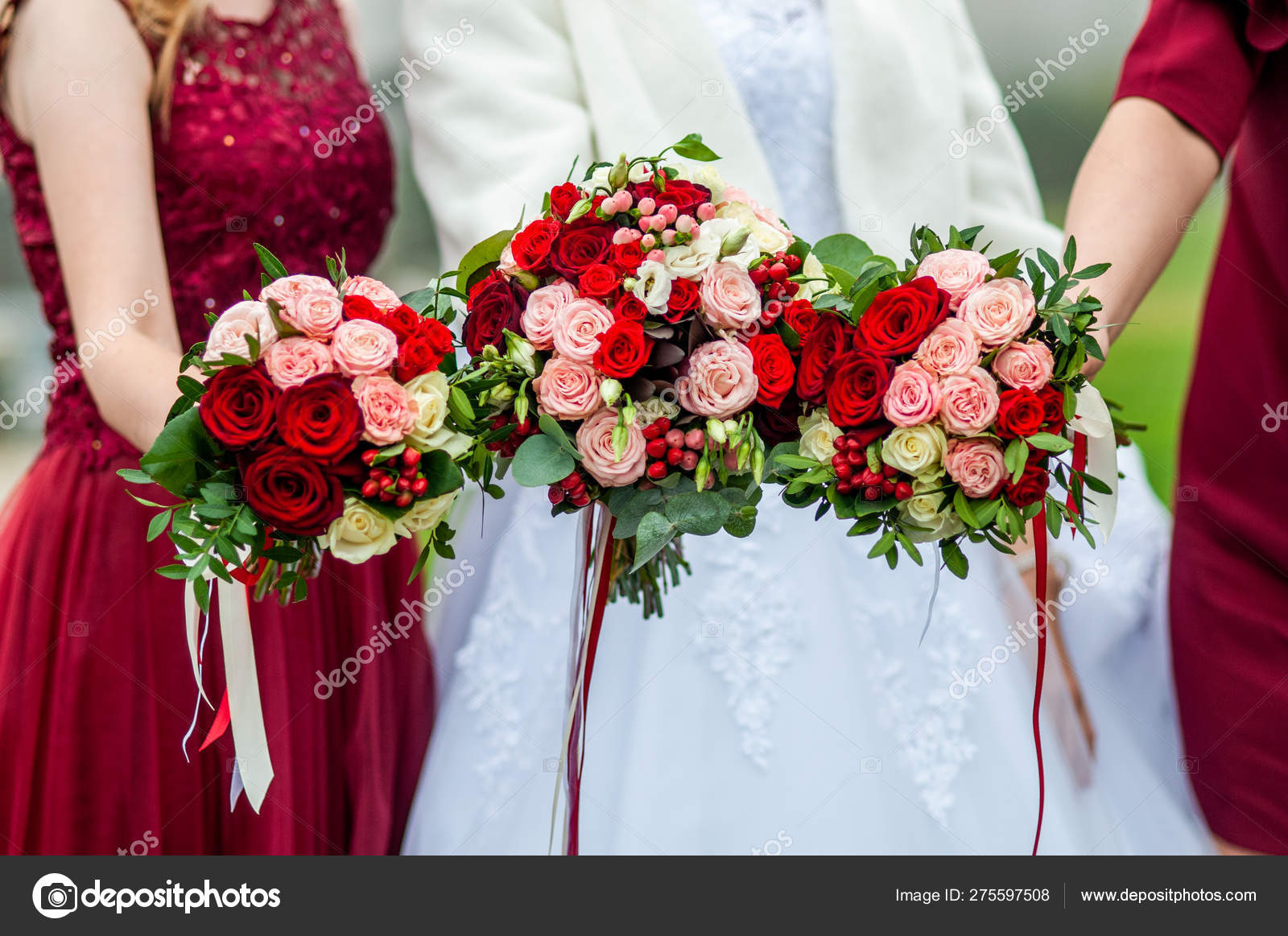 Bouquets de flores nas mãos da noiva e damas de honra fotos, imagens de ©  Galka3250 #275597508