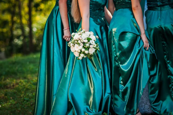 Buquê de flores na mão da dama de honra — Fotografia de Stock