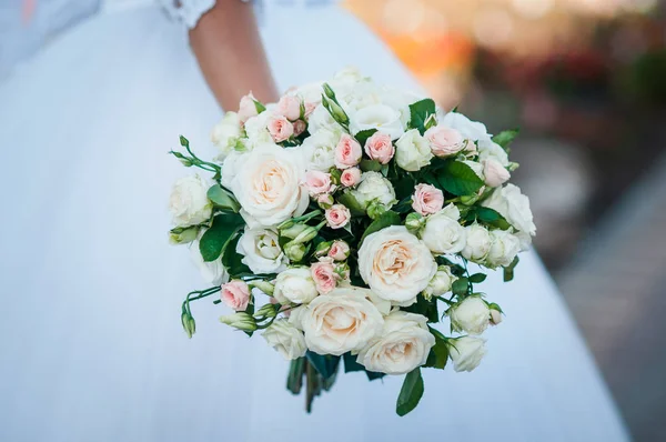 Kytice květin v ruce nevěsty — Stock fotografie