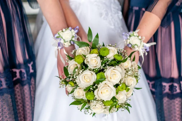 Buquê de flores na mão da noiva — Fotografia de Stock