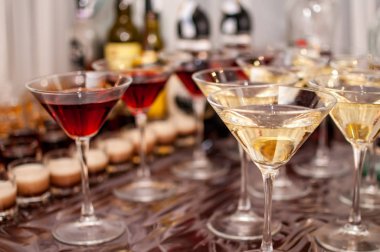 Kahverengi masanın üzerinde duran bardaklarda tatlılar