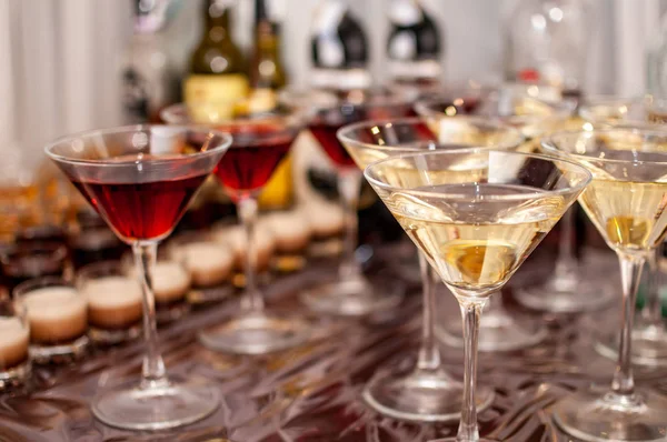 Kahverengi masanın üzerinde duran bardaklarda tatlılar