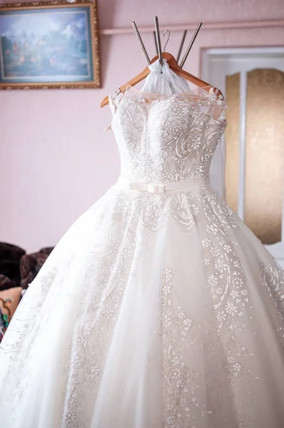 Vestido de novia blanco de la novia —  Fotos de Stock