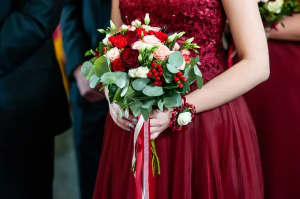 Buquê colorido de flores nas mãos da menina — Fotografia de Stock