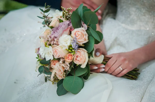 Bukett med blommor i handen på bruden — Stockfoto