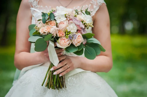 Букет цветов в руке невесты — стоковое фото