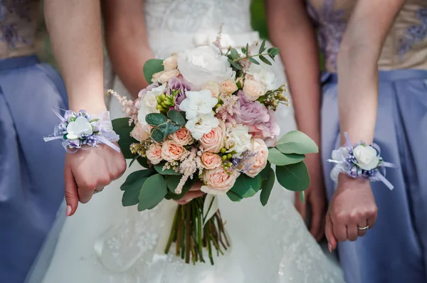 Kytice květin v rukou dívek — Stock fotografie