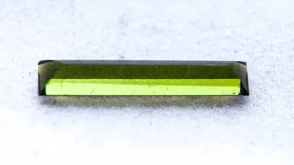 白い背景に自然な緑のトルマリンバゲット — ストック写真