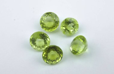 Beyaz arka plan üzerinde doğal yuvarlak yeşil peridot
