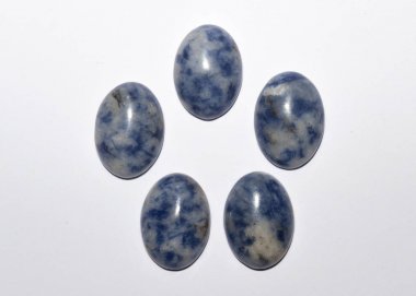 beyaz arka planda doğal mavi lapis