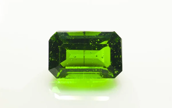 Beyaz arka planda doğal yeşil kalıp