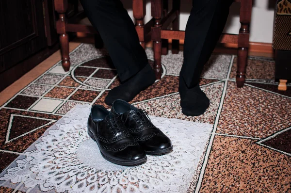 Man in zwarte en zwarte schoenen op de grond — Stockfoto
