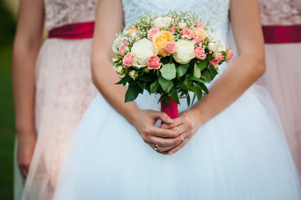 Bruid houden boeket van bloemen in de handen — Stockfoto
