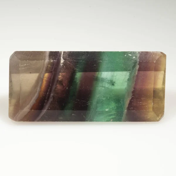 Природный многоцветный флюорит драгоценный камень на белом фоне — стоковое фото