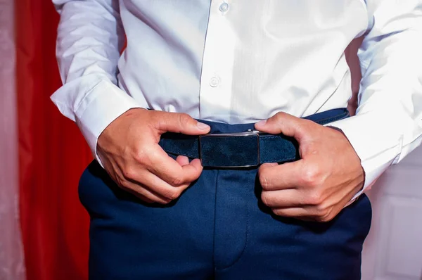 Close up man holding hands on his belt — Stok Foto