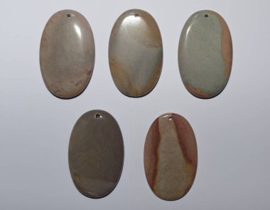 Beyaz arka planda doğal çok renkli jasper