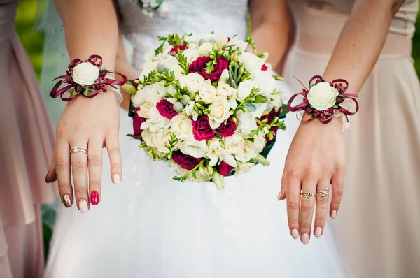 Boeket van bloemen in de handen van de meisjes — Stockfoto