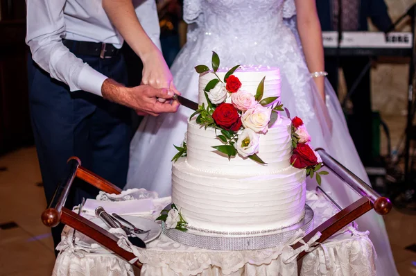 白いウェディングケーキをカット花嫁と新郎 — ストック写真