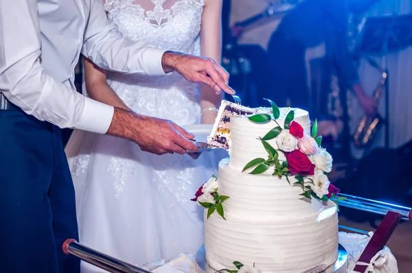 Bride and groom cuting white wedding cake — Stock Photo, Image