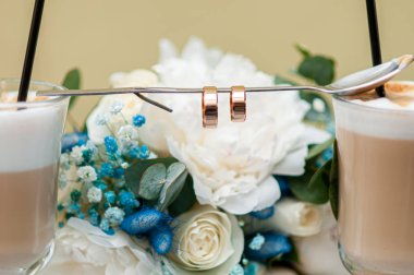 Kaşık üzerinde alyans çifti