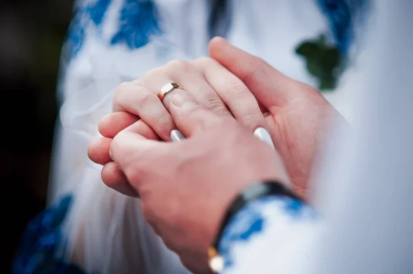 Man och kvinna håller hand tillsammans — Stockfoto