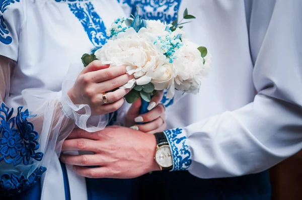 Man och kvinna håller hand tillsammans — Stockfoto