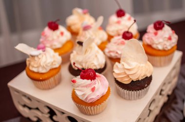 Beyaz stand üzerinde beyaz tatlı cupcakes