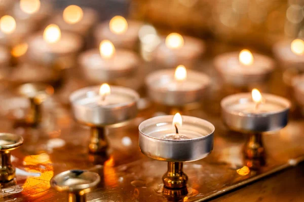 Горящие свечи на золотой подставке — стоковое фото
