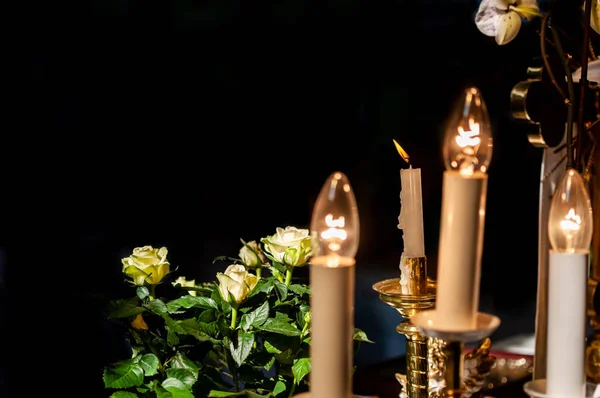 Świecące lampy świec i białe kwiaty — Zdjęcie stockowe
