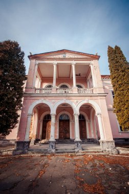 Terk edilmiş sarayda ön görünüm