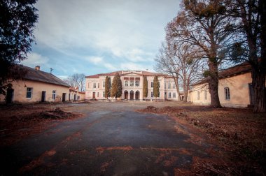 Terk edilmiş sarayda ön görünüm