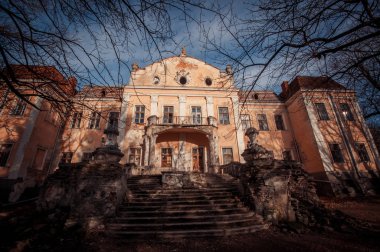 Terk edilmiş sarayda ön görünüm