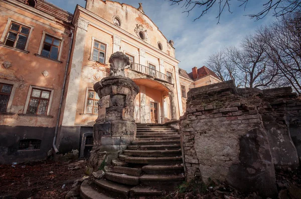 Vista frontal sobre o palácio abandonado — Fotografia de Stock