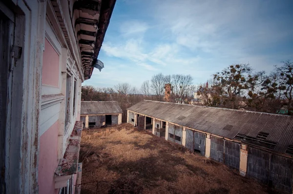 Uitzicht vanuit Windows op de abanoned opslagplaatsen — Stockfoto